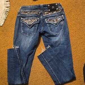 Blue Cropped Jeans with Distressed Wash and Embroidered Design
